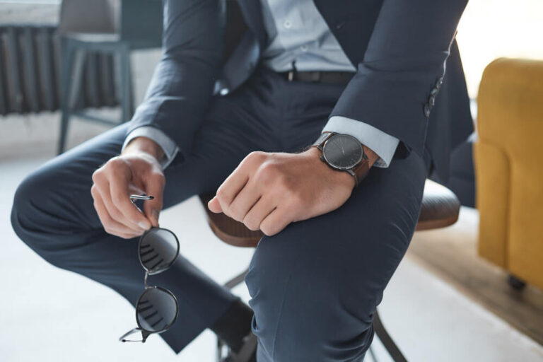 Jak dobierać zegarek do stroju – Porady ekspertów